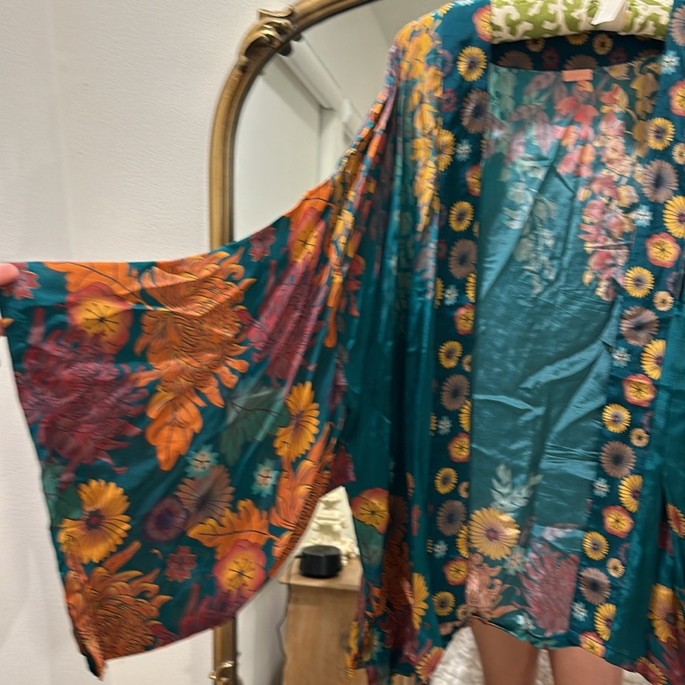 Colorful cover up - Picture 2 of 3